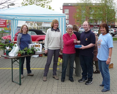 Übergabe der Rekordspende an den Jugendwart